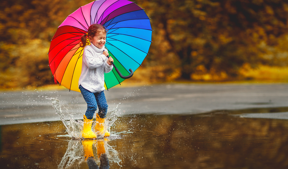 ​дівчинка під парасолькою