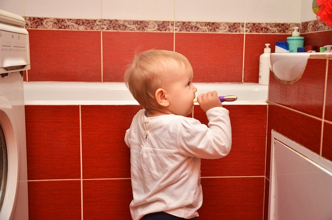 ​Дитина сама чистить зуби
