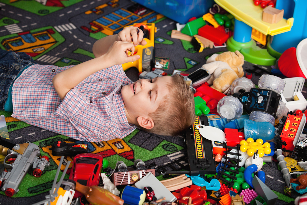 Как приучить ребенка убирать игрушки - быть готовой прийти на помощь