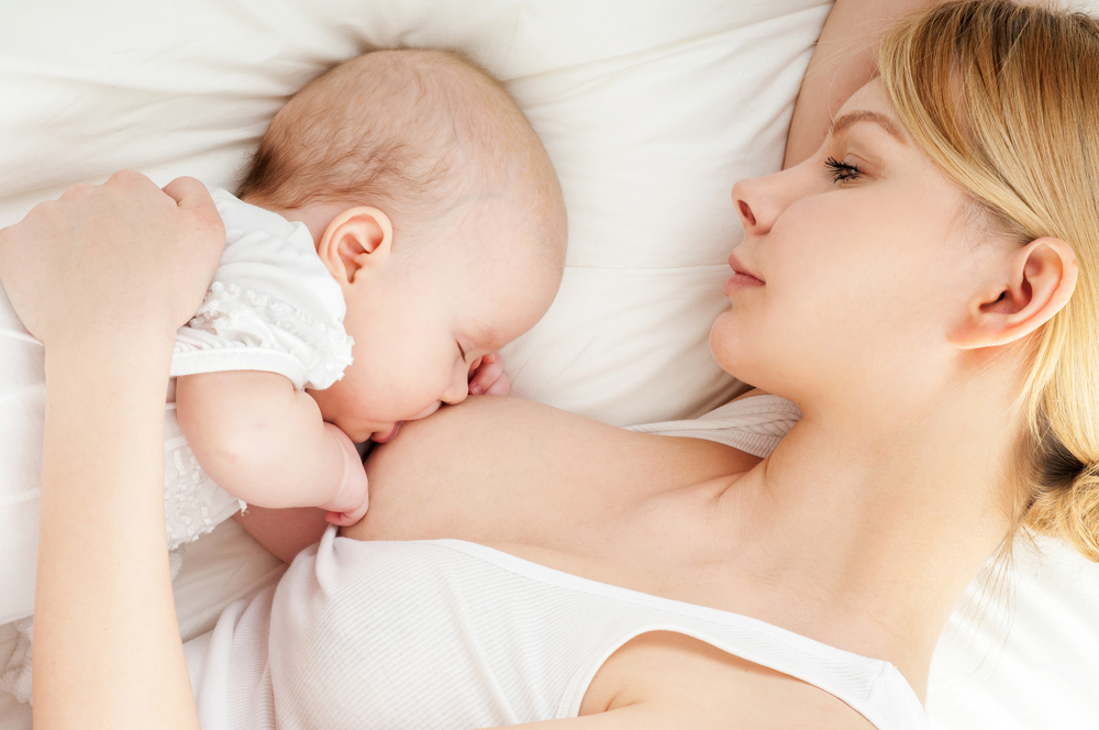 ​Немовля впало з ліжка: якщо небезпечних симптомів немає, дай йому груди