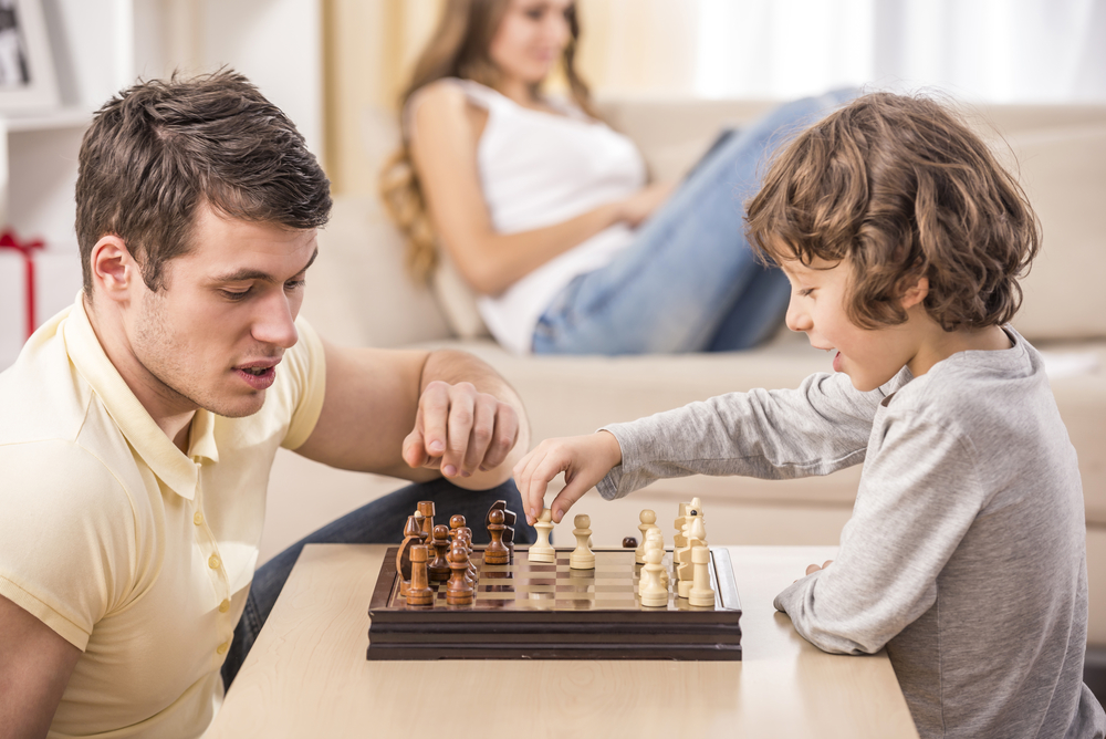 ​Як розвинути уважність у дитини? Грати з нею у шахи