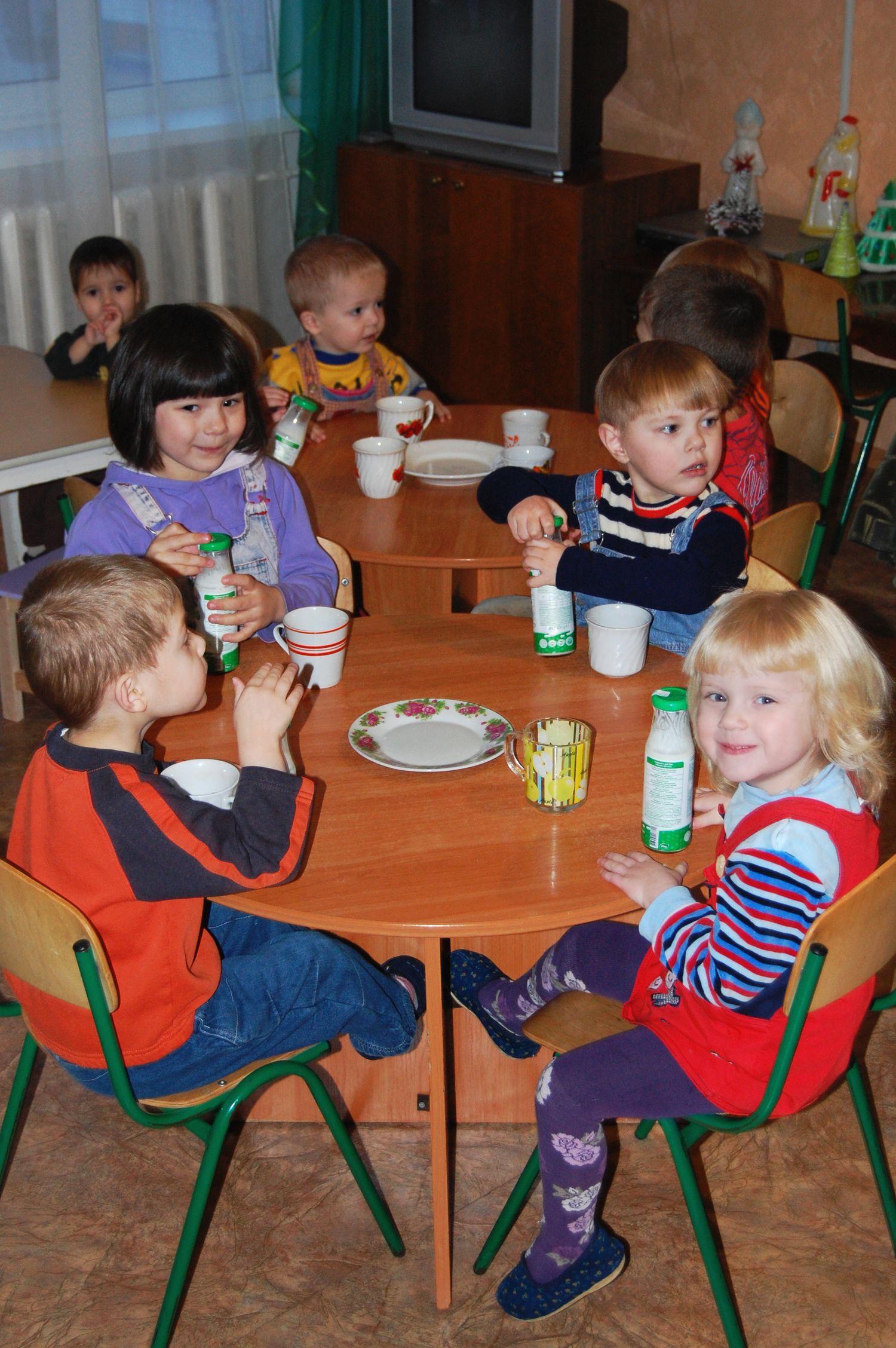 Діти з дитбудинків смакують Яготинске для дітей