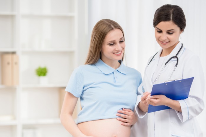 беременная с акушеркой гинекологом