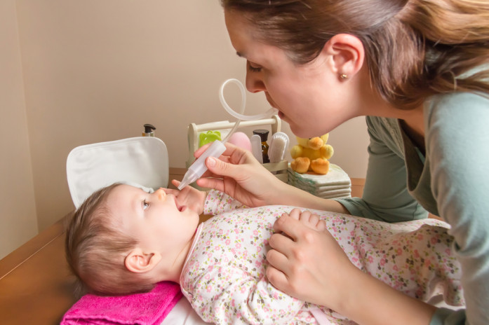 Чому важливо очищати ніс немовлят