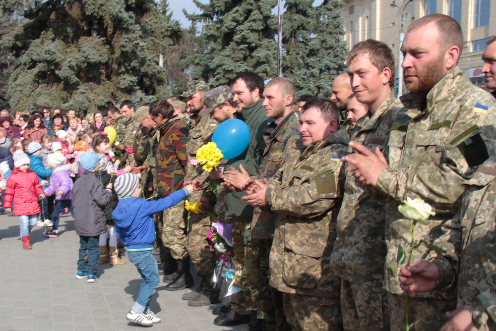 Дети поздравляют украинских солдат