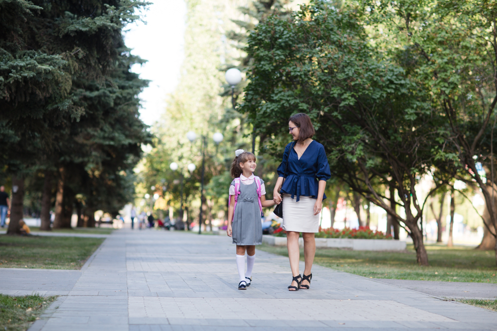 Девочка с мамой идут в школу