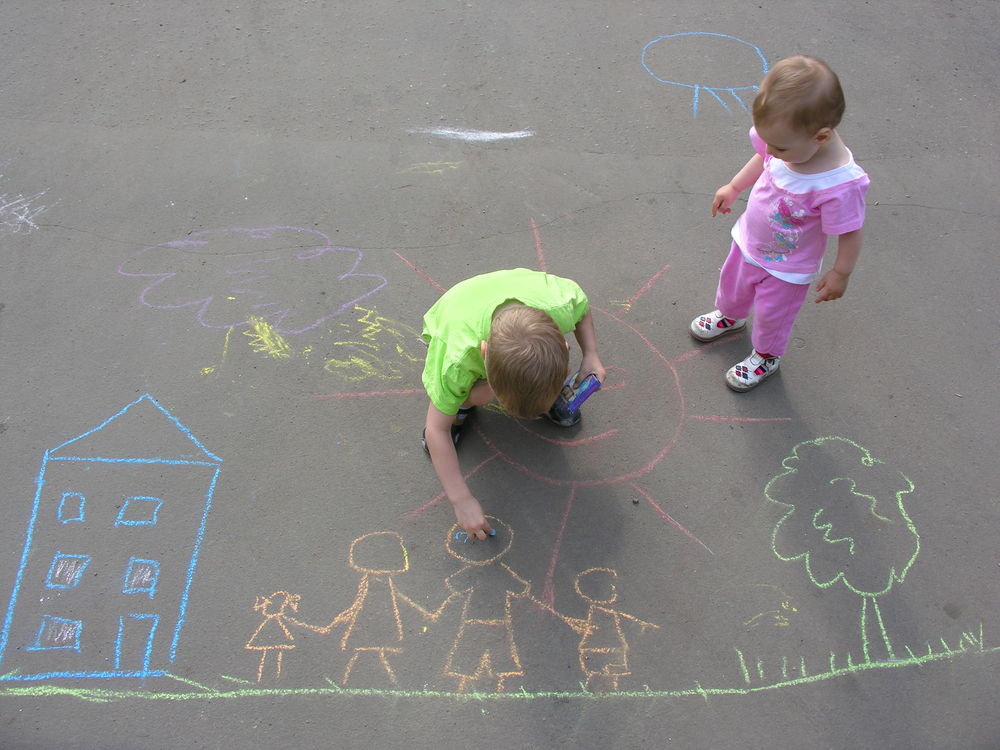 Дети рисуют город на асфальте