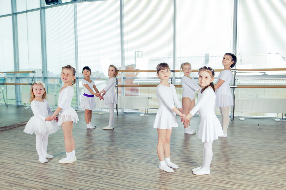 Дети танцуют в парах в балетном классе