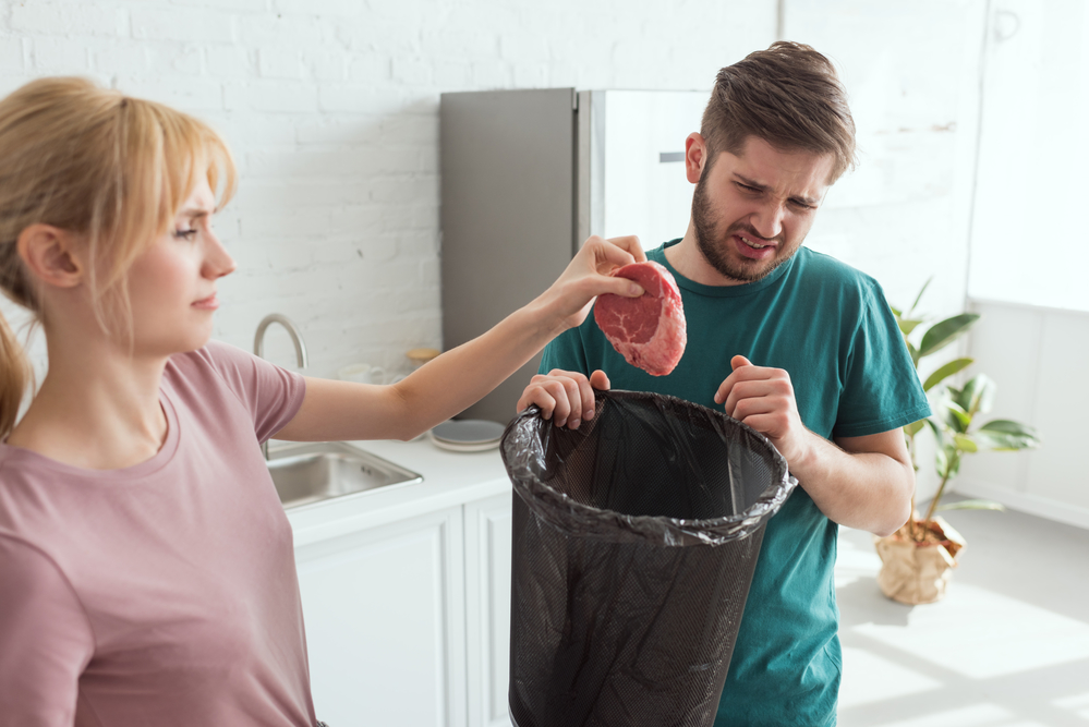 Вегетарианцы выбрасывают мясо в мусорное ведро