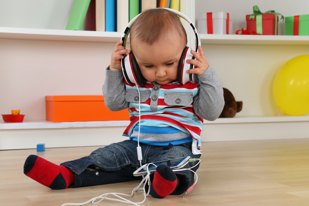 Малыш слушает музыку в наушниках