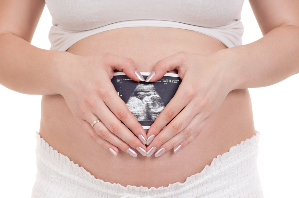 Беременная с фото с УЗИ плода на животе
