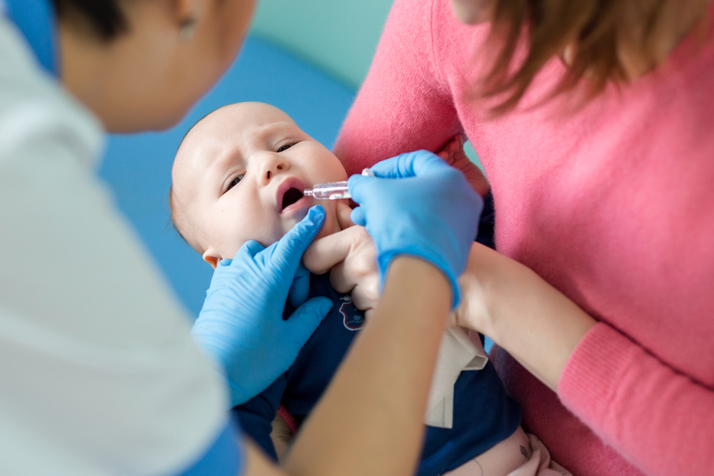 ​Немовляті роблять щеплення від ротавірусу