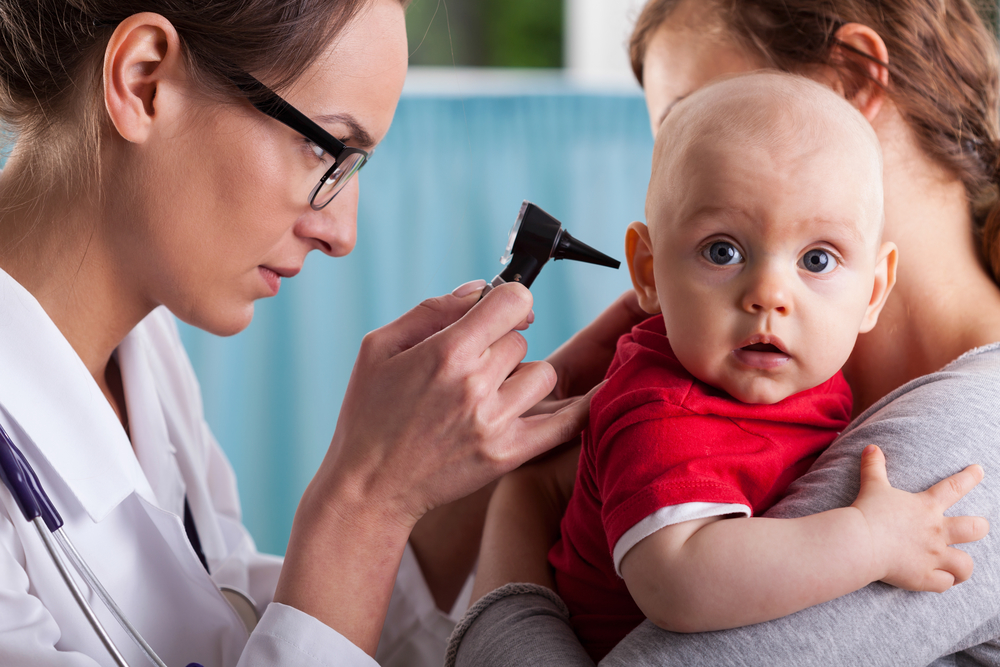ЛОР-врач осматривает уши малыша