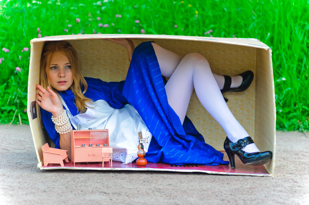 Девочка в костюме куклы в коробке