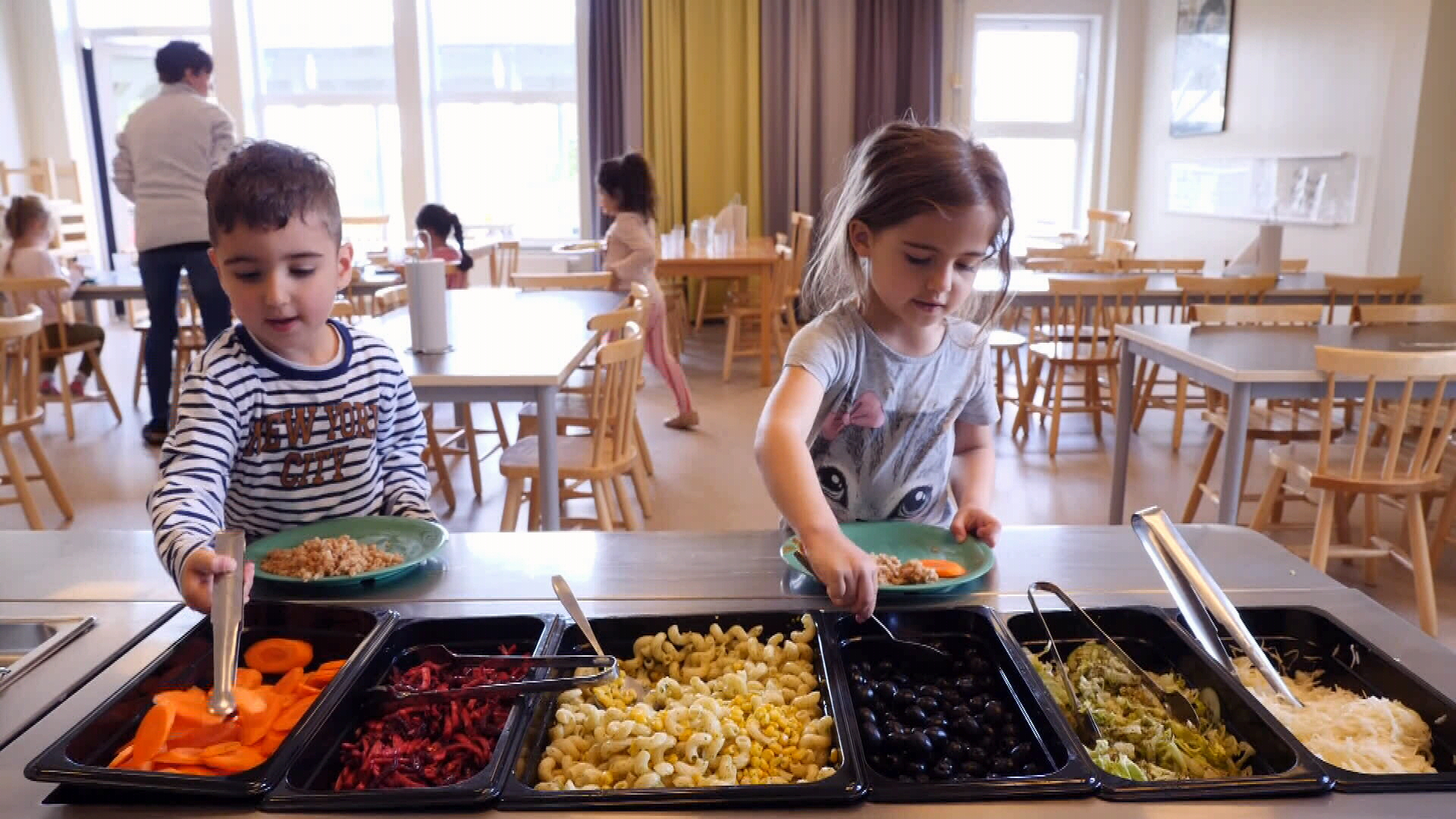 Детский сад в дании. Детские сады в Швеции питание. Детские сады в Швеции. Шведский стол в детском саду.