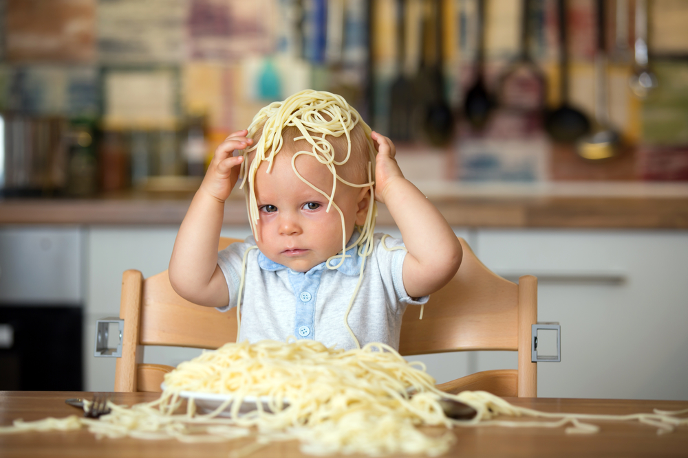 Малыш вешает на себя спагетти