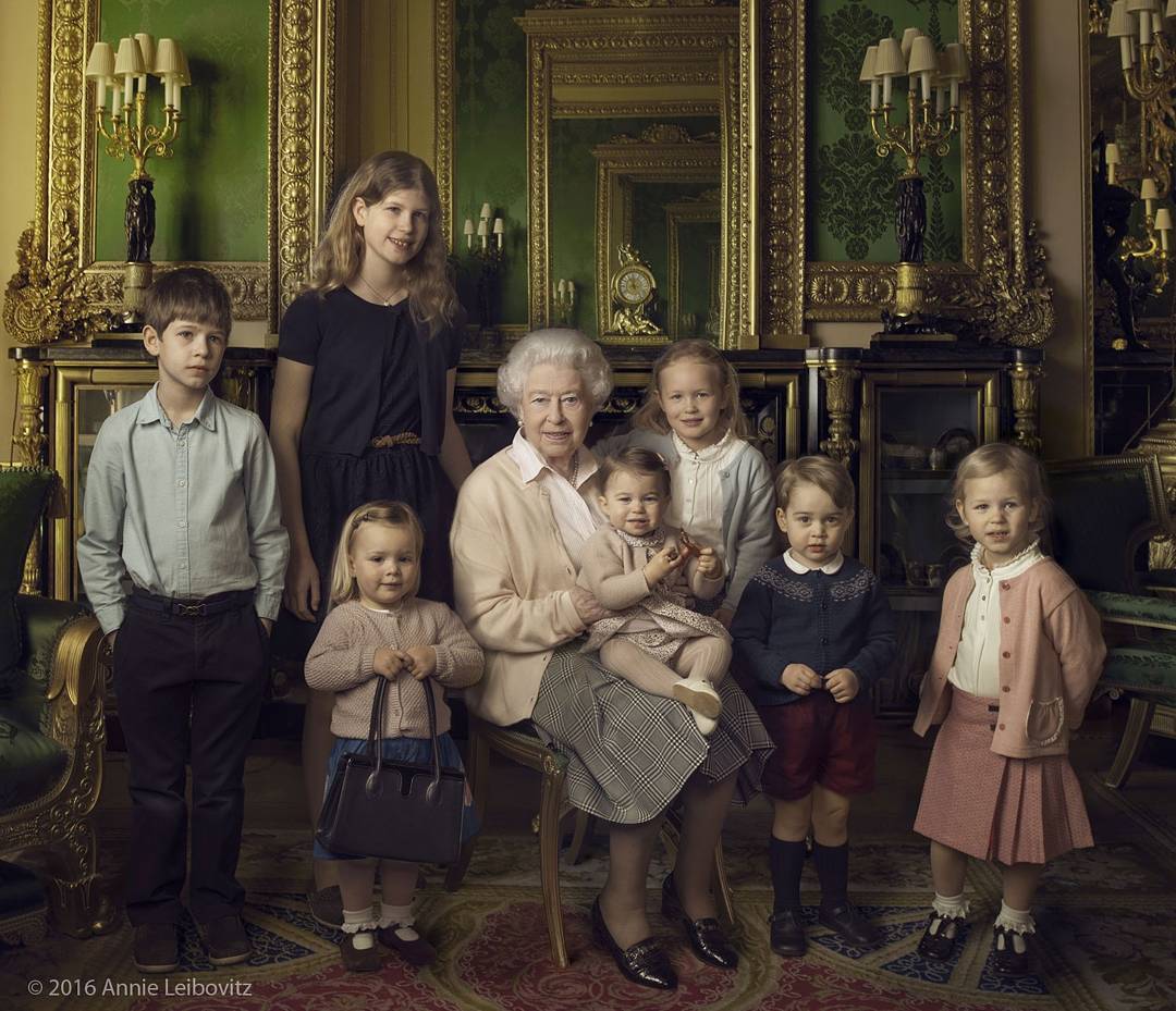 Королева Єлизавета з онуками і правнуками