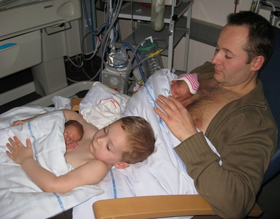 Сын помогает папе выхаживать недоношенных близнецов