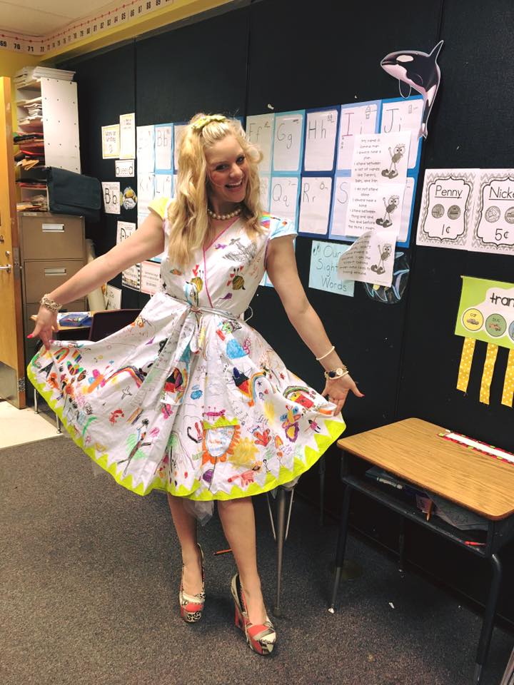 Американская учительница разрешила ученикам разрисовать свое платье 