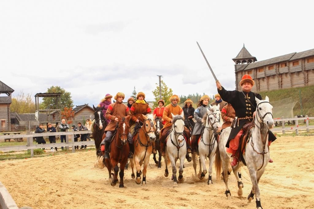 Выступление конников в Парке Киевская Русь