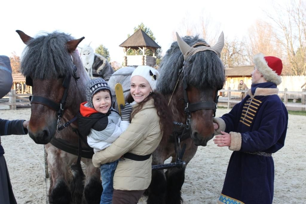 Конные представления  в парке Киевская Русь