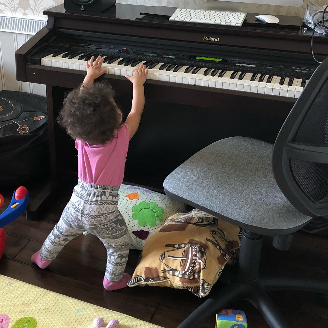 Дочка Гайтаны играет на фортепиано
