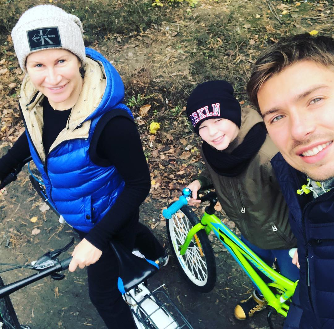 Ксения Литвинова с мужем и сыном на велопрогулке