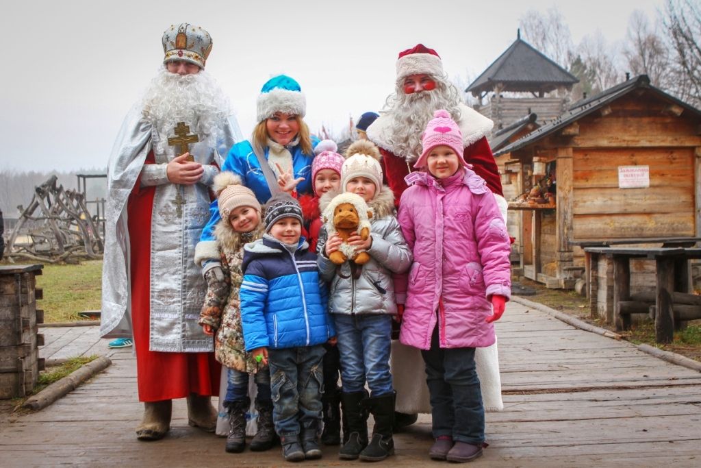 Святой Николай и Дед Мороз в Парке Киевская Русь
