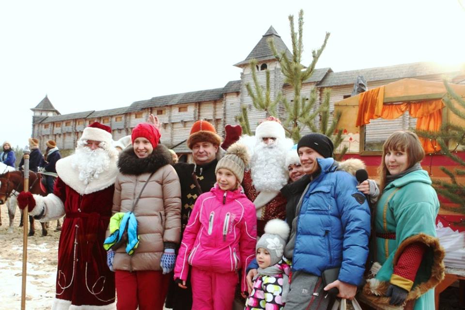 Дети с елкой и Дедом Морозом в парке Киевская Русь