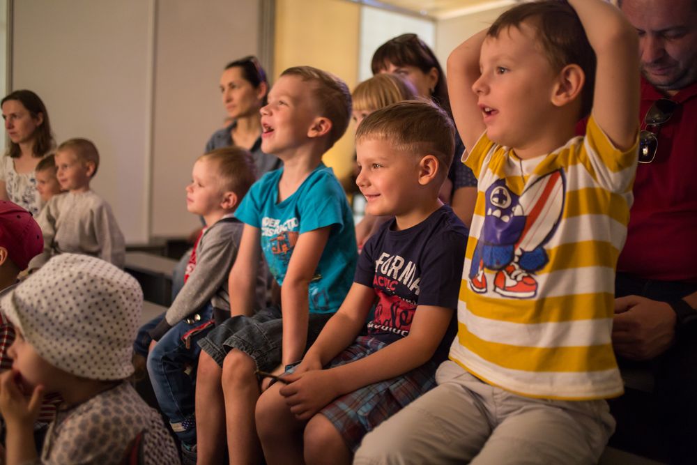 Дети смотрят театральную поставновку