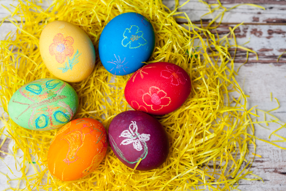 Что необходимо сделать на Пасху 2018: покрасить яйца вместе с ребенком