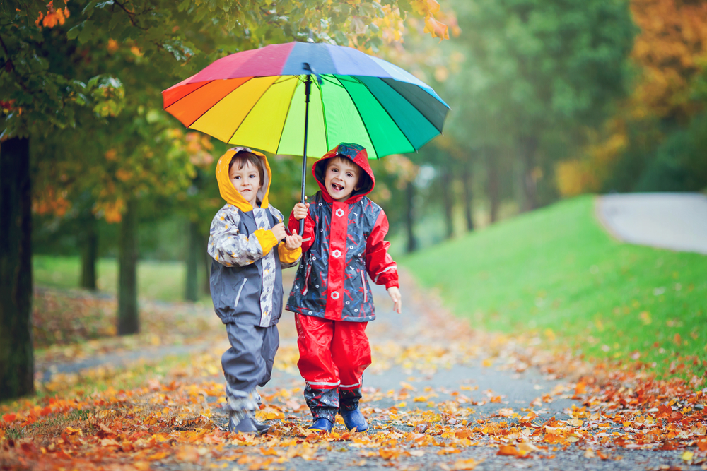 Дети под зонтом