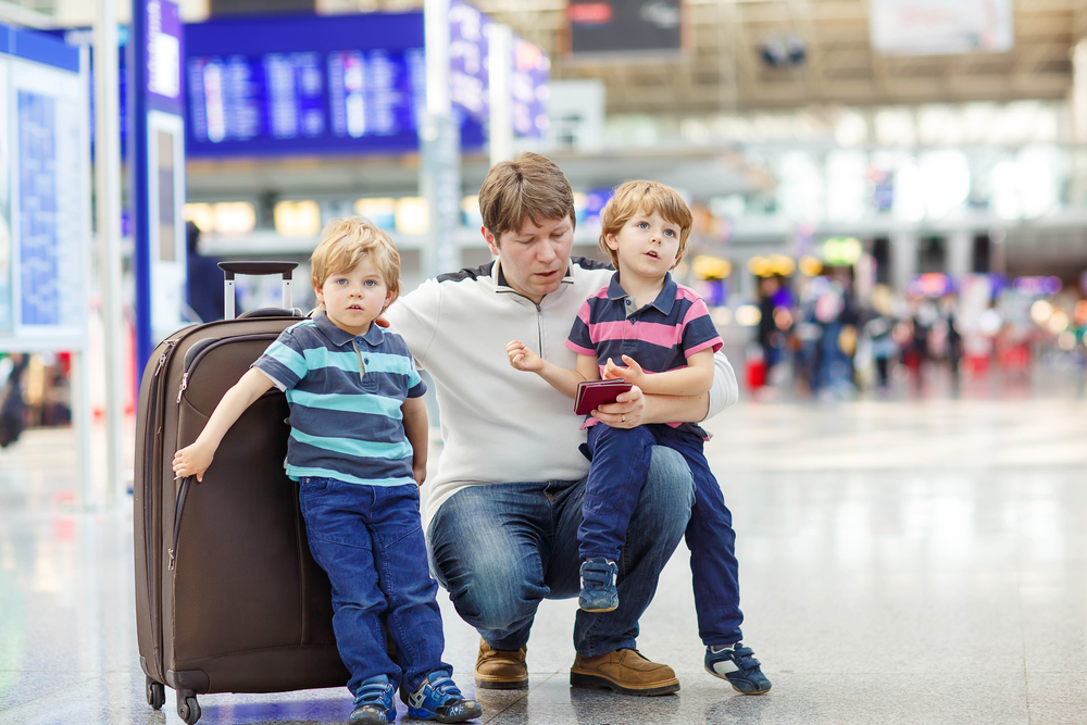 Папа с детьми в аэропорту