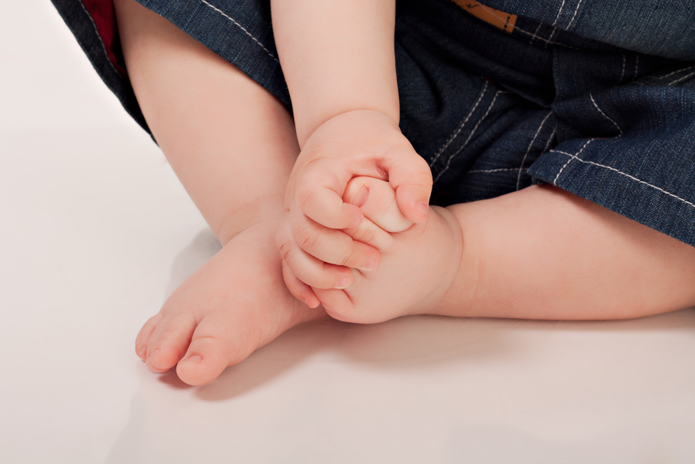 У ребенка болят ноги и руки. Детская ступня. Ножки малыша. Детская нога.