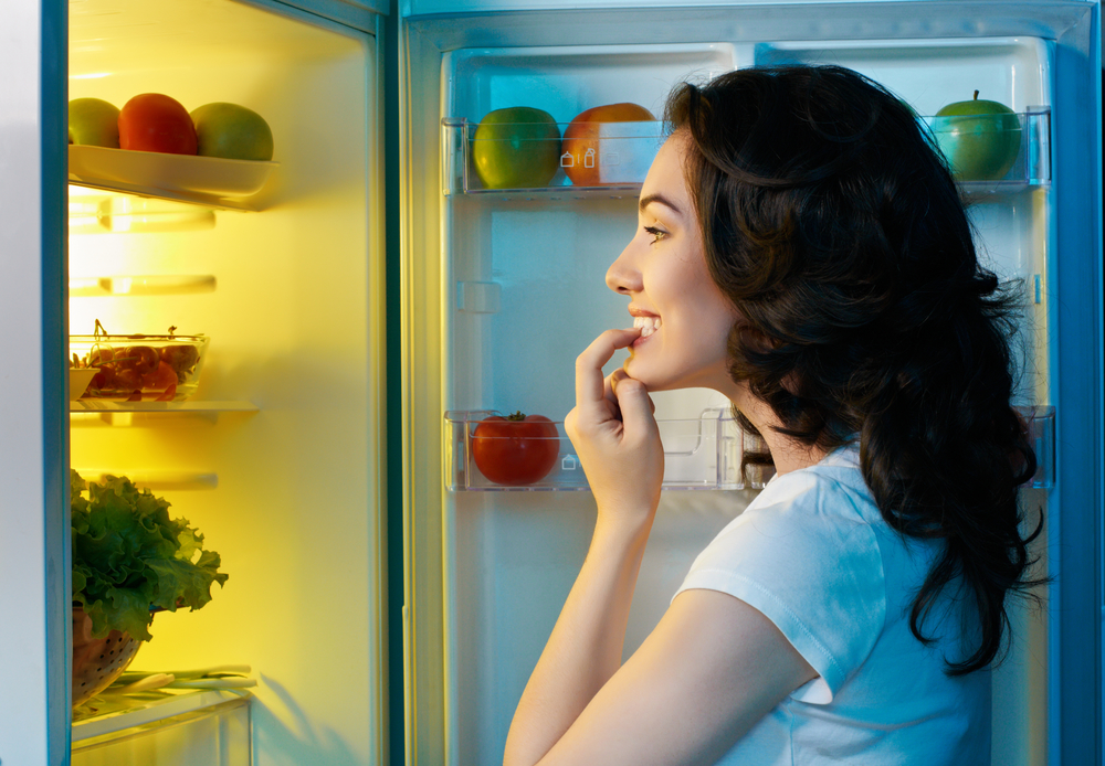 Женщина возле холодильника