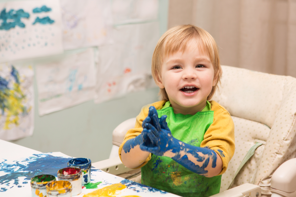 Дитина малює пальчиковими фарбами