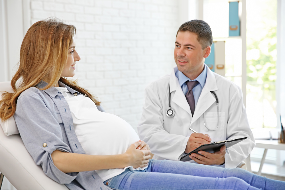 Беременная в роддоме беседует с доктором