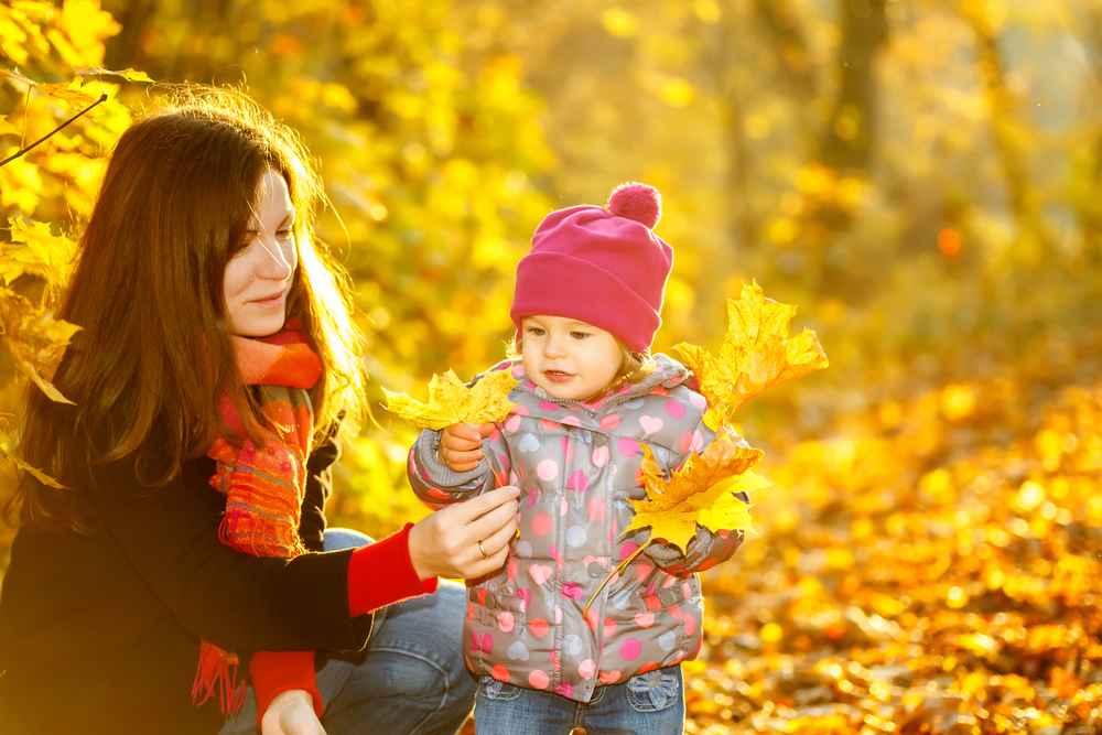 Мама з донькою на прогулянці восени