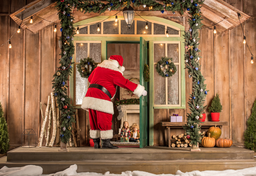 Дед Мороз заглядывает в дом