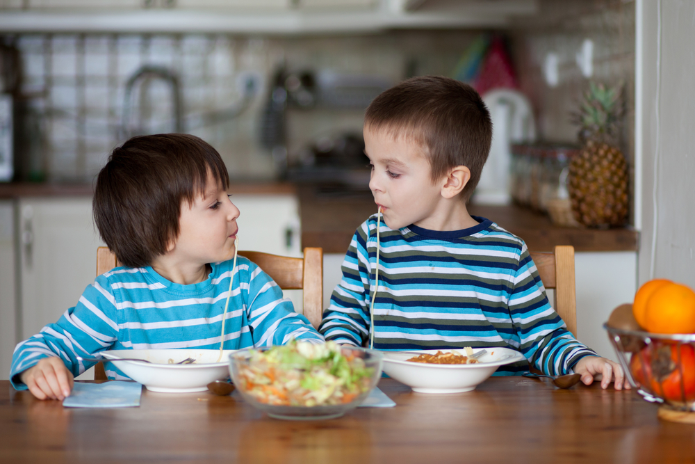 Дети едят цельнозерновые макароны