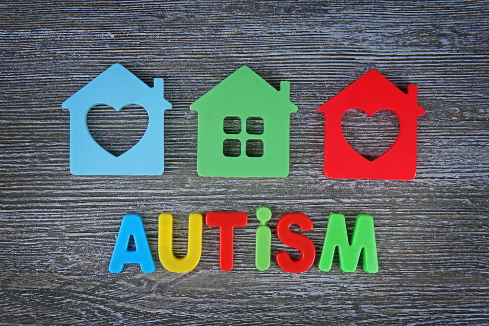Різнобарвне слово аутизм