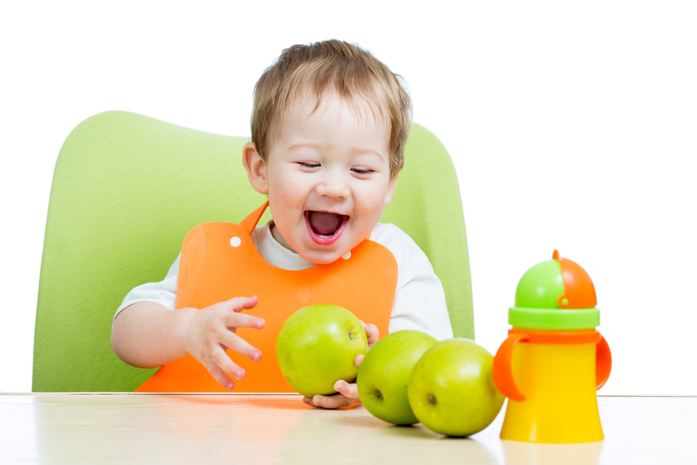 Ребенок берет яблоко - педприкорм