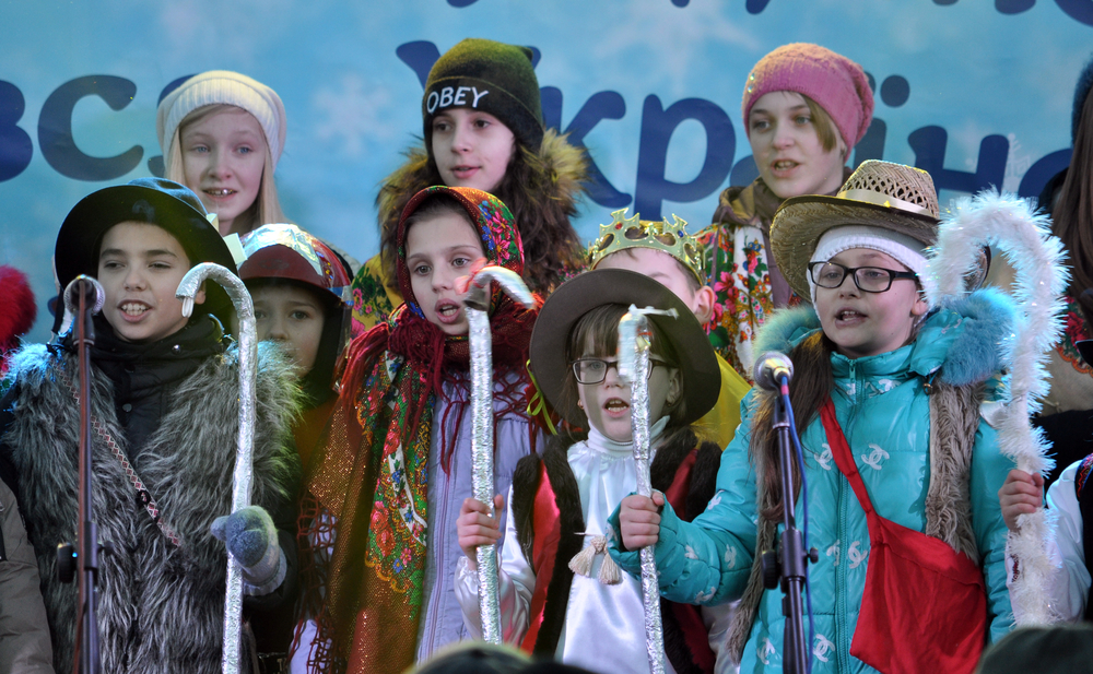 Дети поют колядки на украинском языке