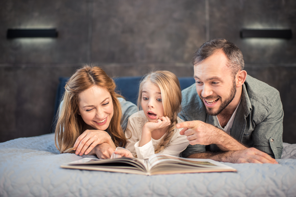 Родители читают дочке страшную сказку