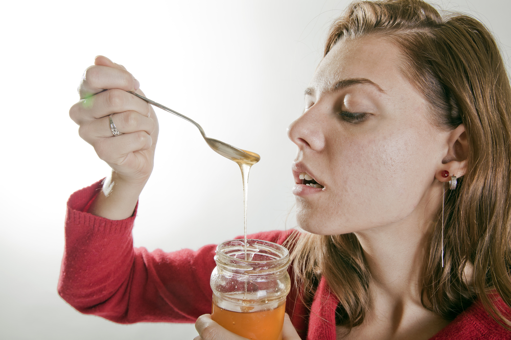 Женщина ест мед