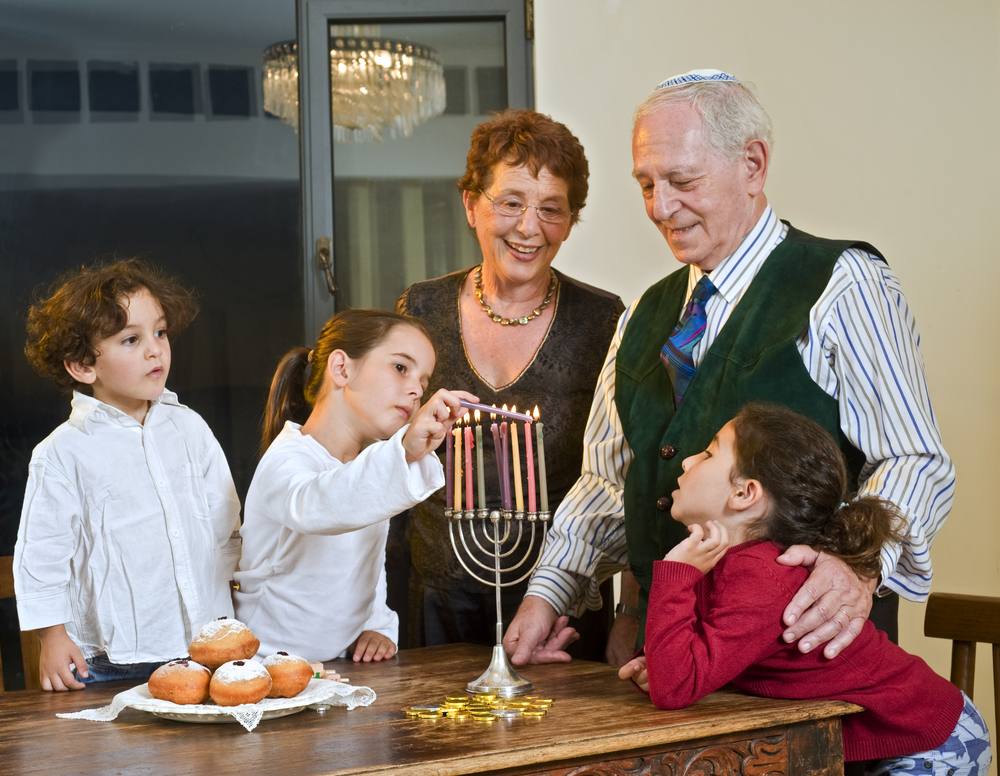 Еврейская семья с дедушкой и бабушкой