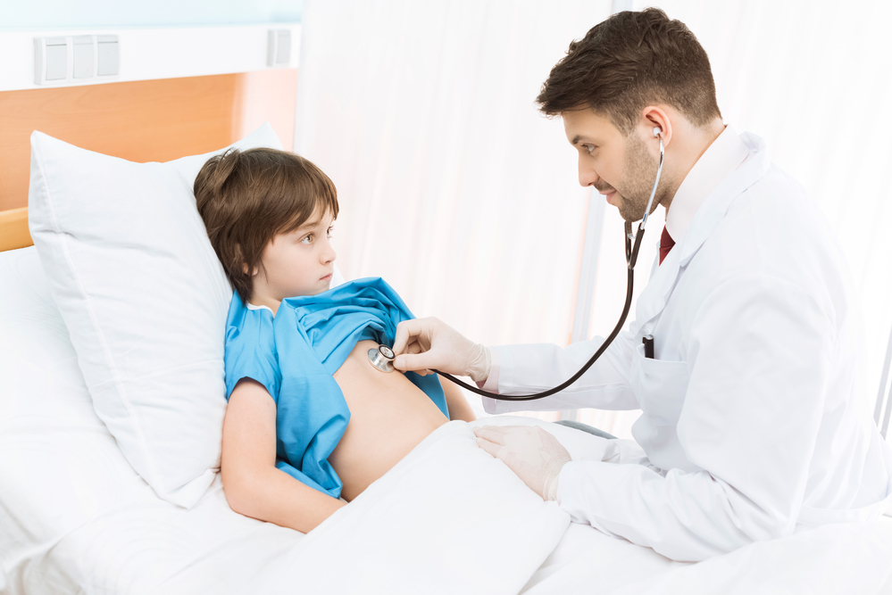 Ребенок в больнице врач осматривает живот