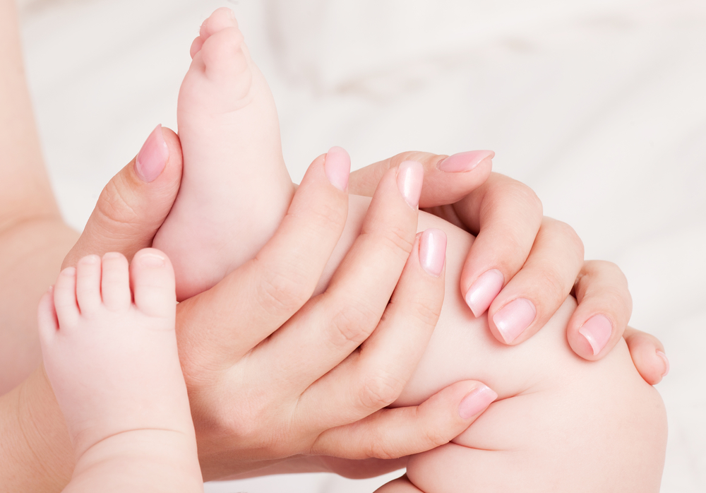 Догляд за ніжками немовляти - як обрізати нігті