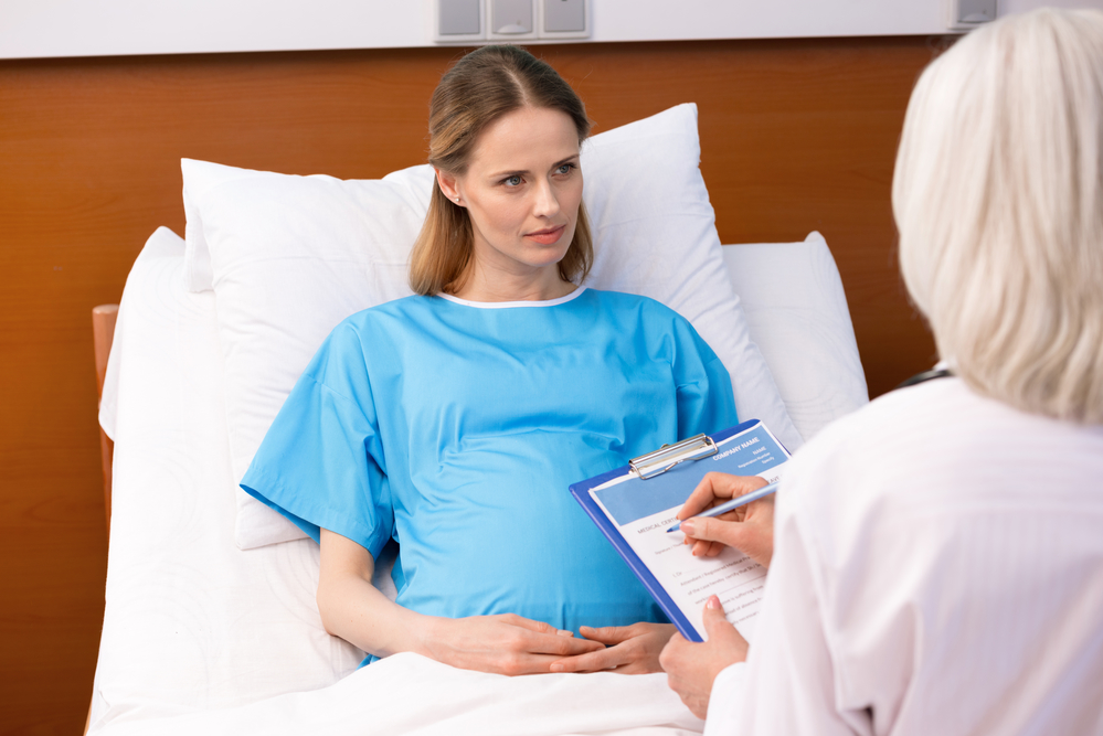 Беременная в роддоме получает информацию