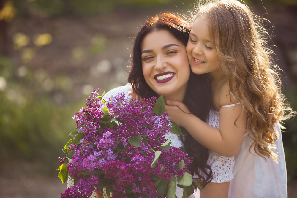 Мама с дочкой и цветами